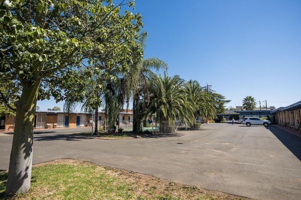 Plainsman Motel (Forbes)